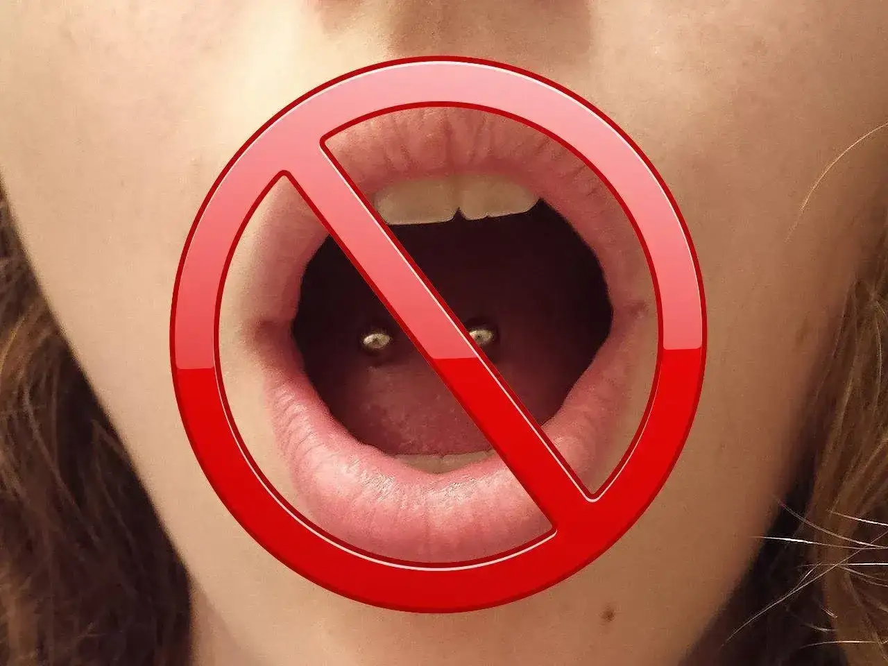 Zakaz piercingu języka, przypominającego snake eye.