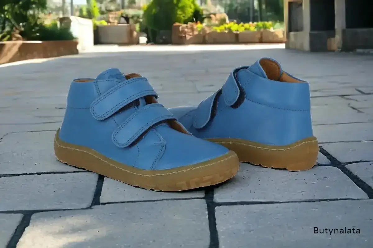 Niebieskie, skórzane buty na rzepy z brązową podeszwą. Idealne, gdy zastanawiasz się, jakie buty do szerokich spodni 3/4.