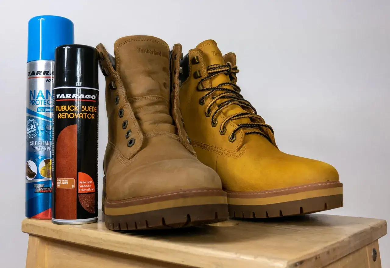 Dwa buty Timberland i dwa preparaty Tarrago: Nano Protect i Nubuck Suede Renovator. Idealne do pytania: czym wyczyścić zamszowe buty.