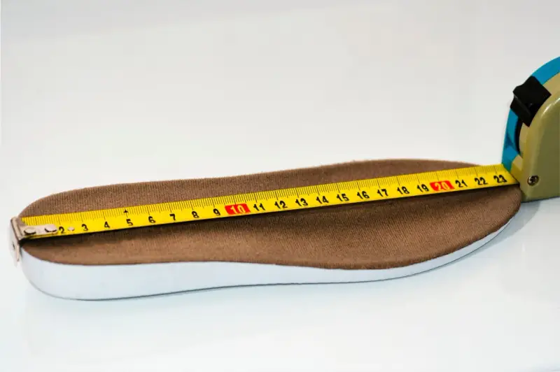 Miarka krawiecka pokazuje 21 cm na wkładce. Jaki to rozmiar buta? To około 33-34.