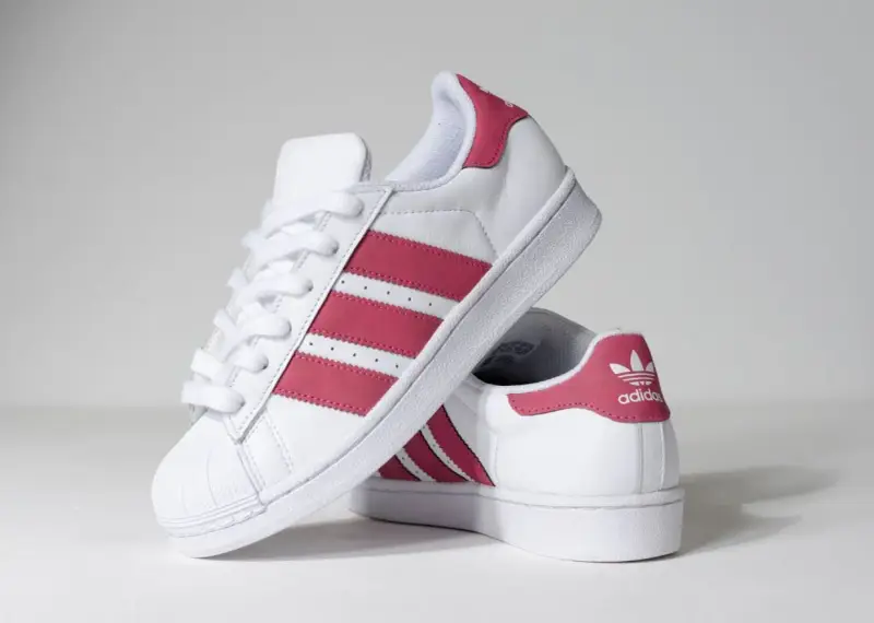 Białe buty sportowe Adidas Superstar z różowymi paskami. Rozmiar 37 1/3, idealne na stopę o długości 23,5 cm.